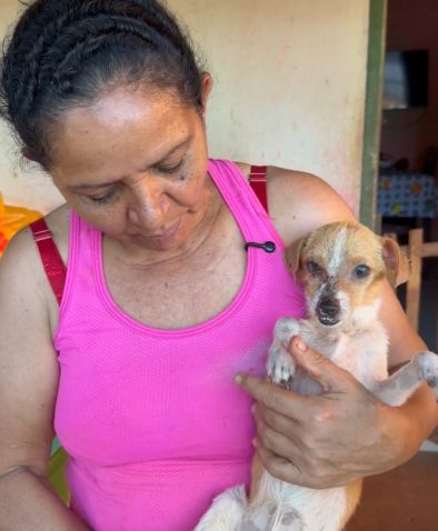 Dona Lourdes acolhendo um filhote resgatado